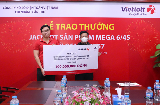 Anh T.V.Đ trao tặng 100 triệu đồng đến Quỹ Tâm Tài Việt để thực hiện an sinh xã hội